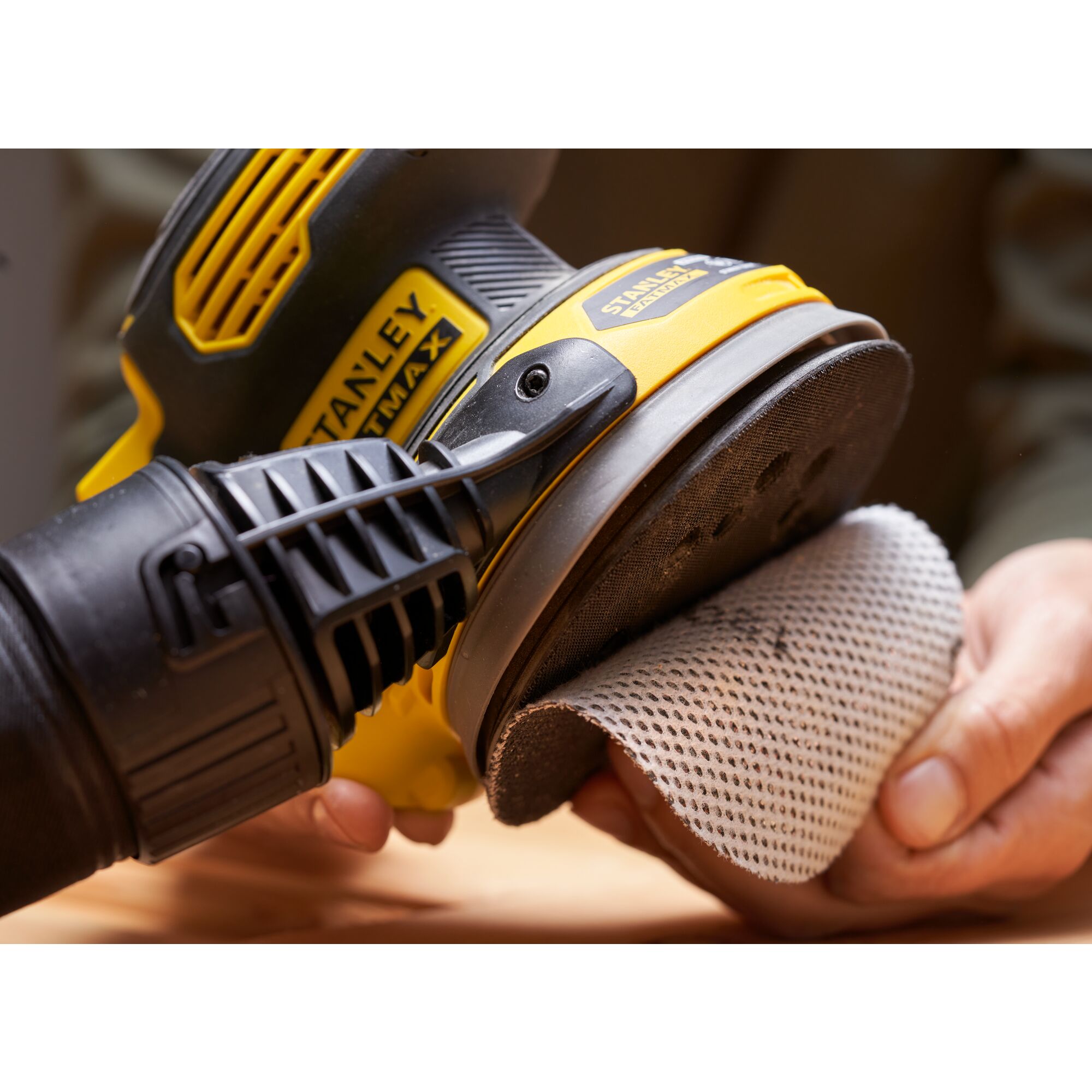 Battery outlet orbital sander